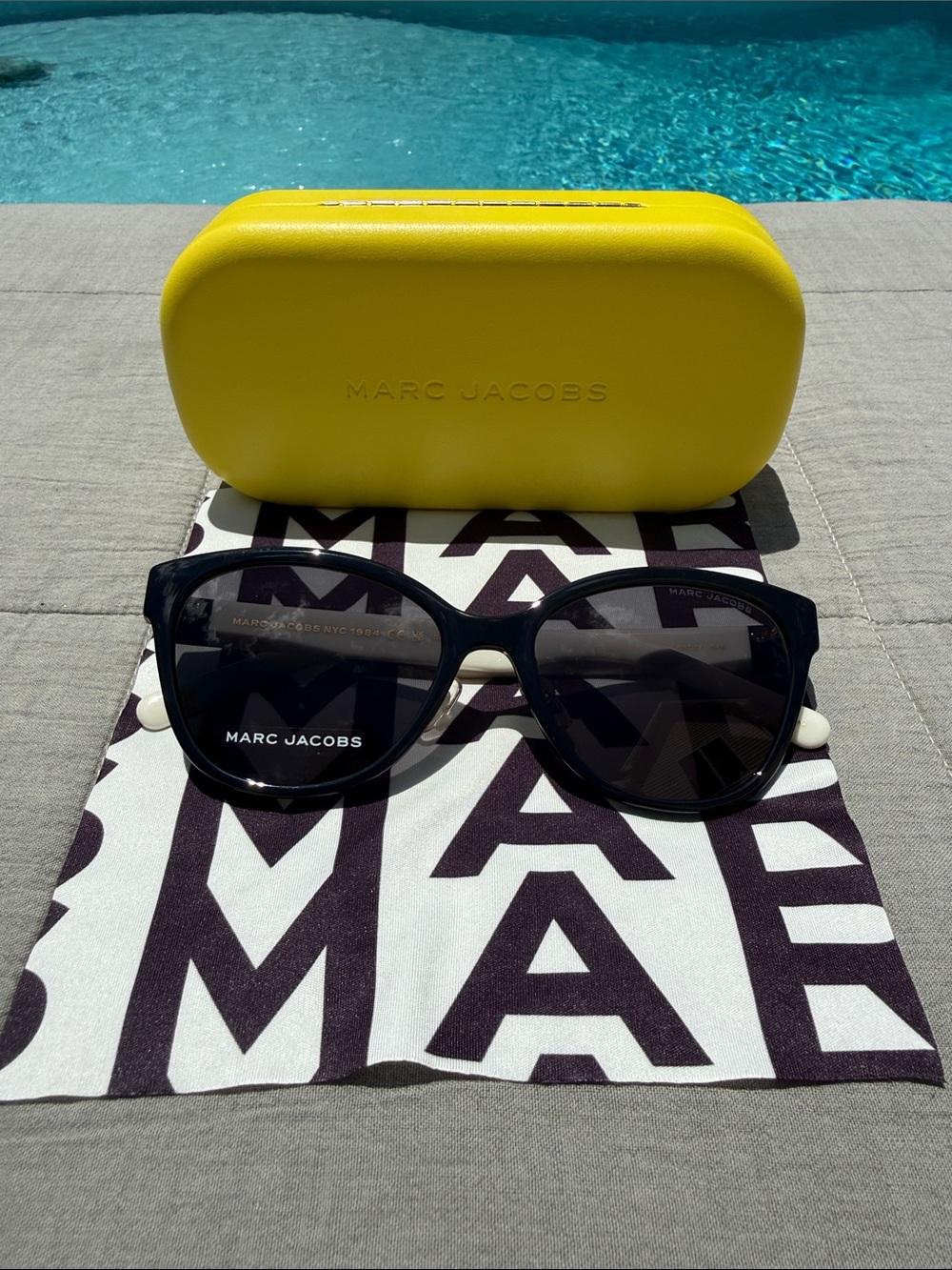 NWOT Marc Jacobs Black Cat-Eye Sunglasses with Yellow Case white Sides